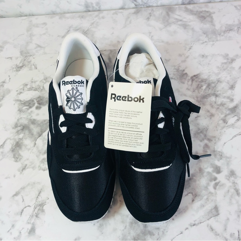 NWT Reebok Classic Nylon Junior Running Sneakers Black/White Size 2 .